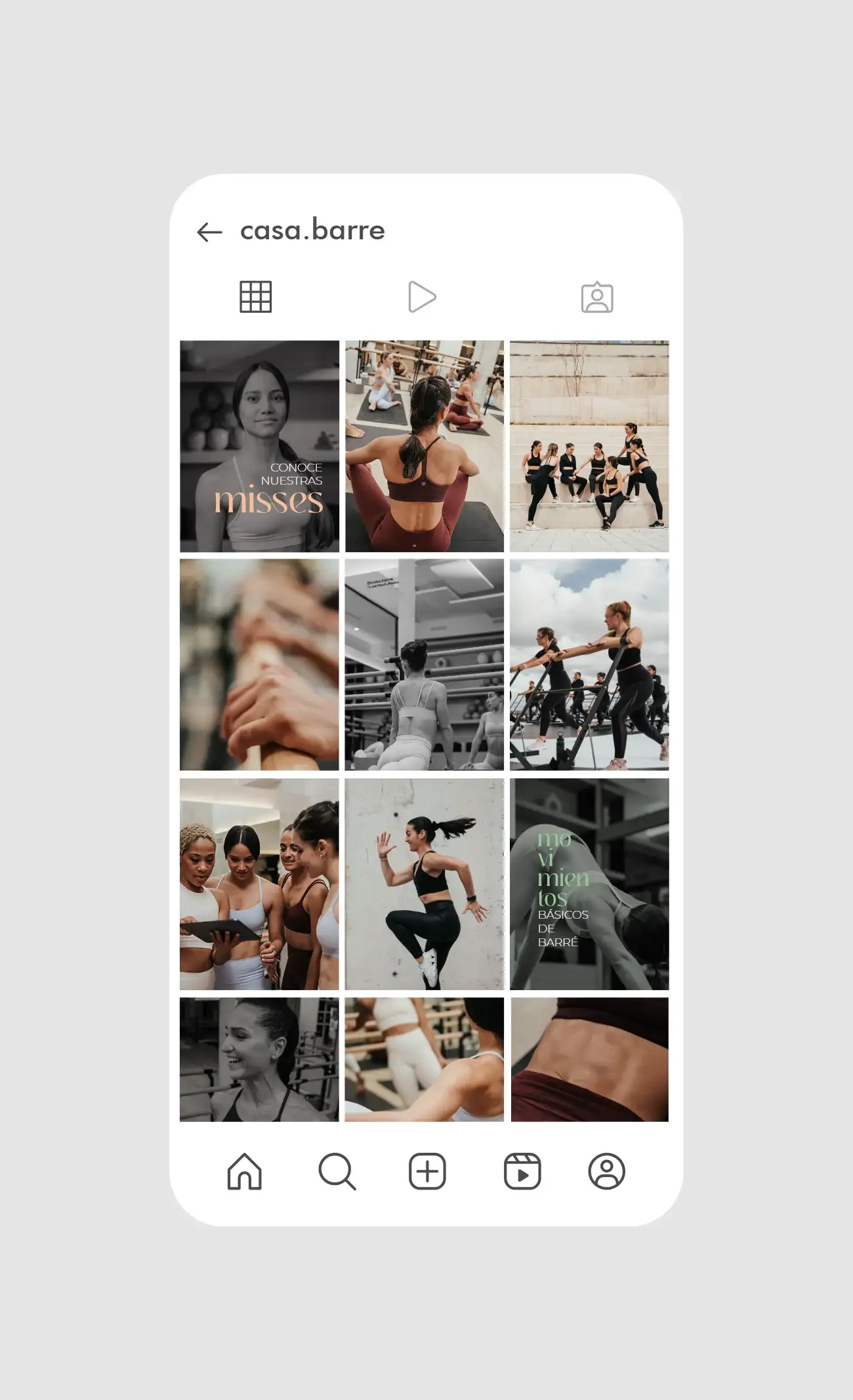 Feed de Instagram de Casa Barré en un móvil: fotografía en blanco y negro y color alternadas.