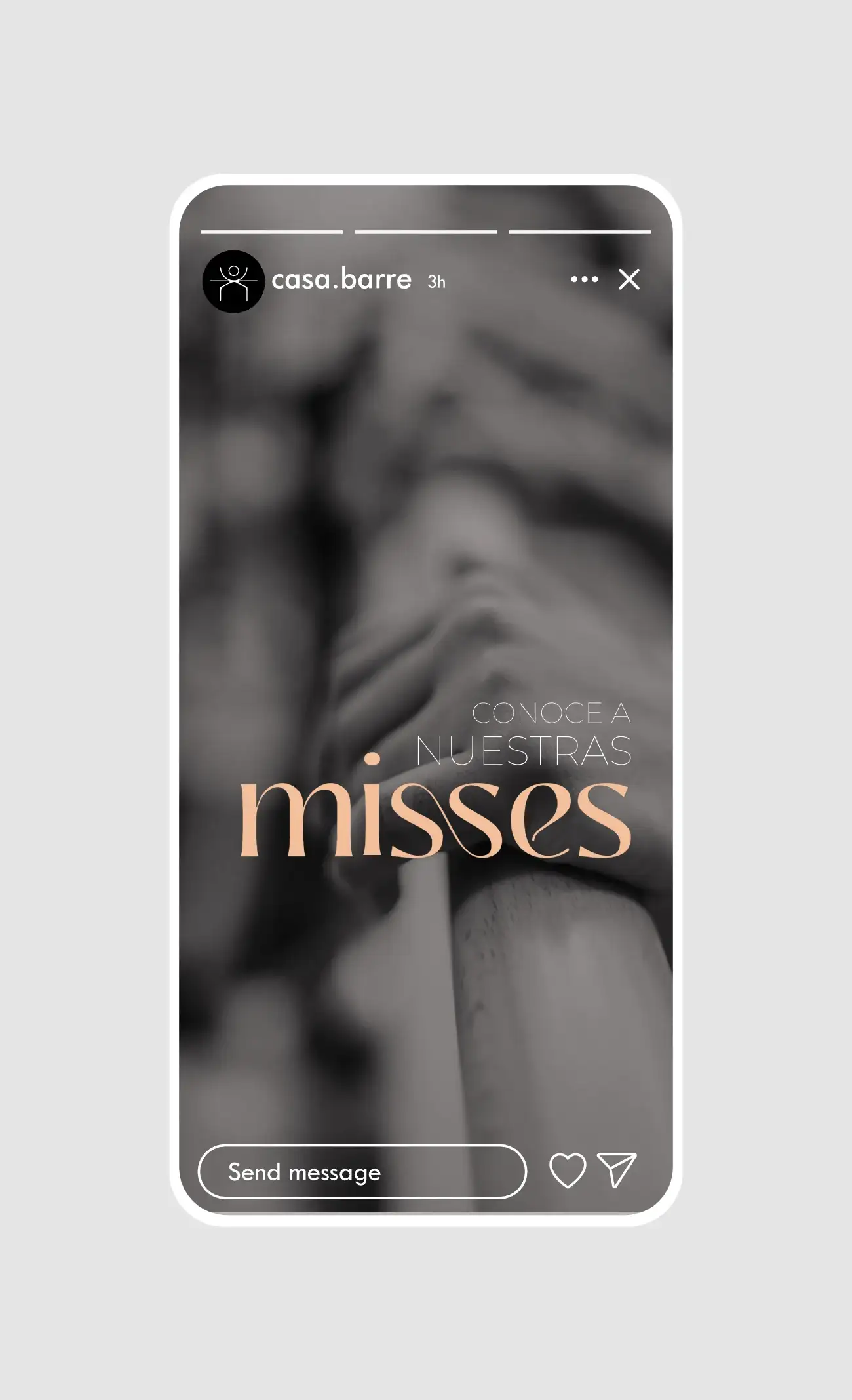 Story de Casa Barré «Conoce a nuestras misses» con tipografía cobre sobre una foto en blanco y negro.