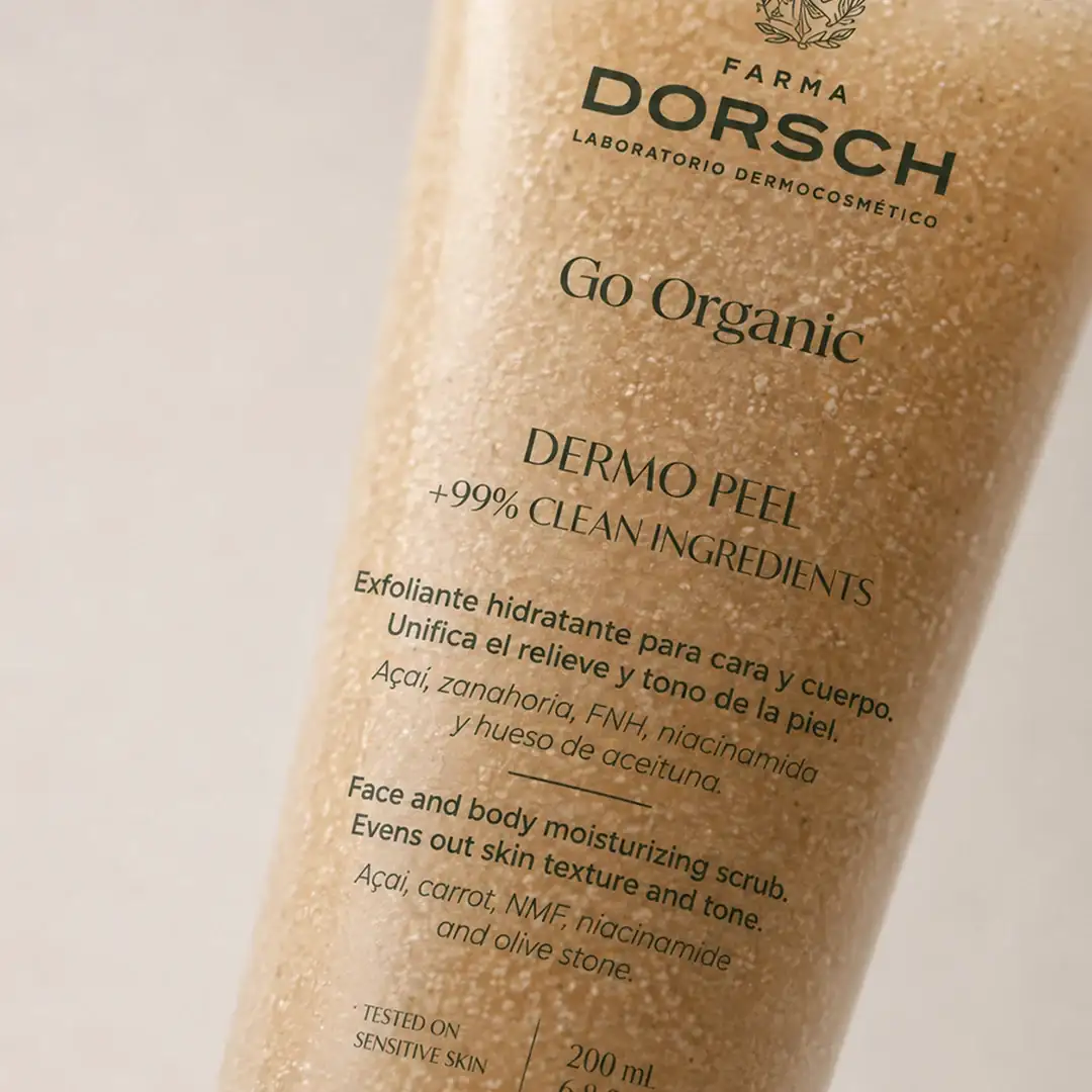 Detalle de la etiqueta del Dermo Peel: textura del exfoliante y tipografía de la marca.