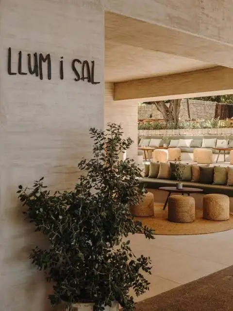Entrada de Llum i Sal con el nombre en letras corpóreas sobre la pared de piedra.
