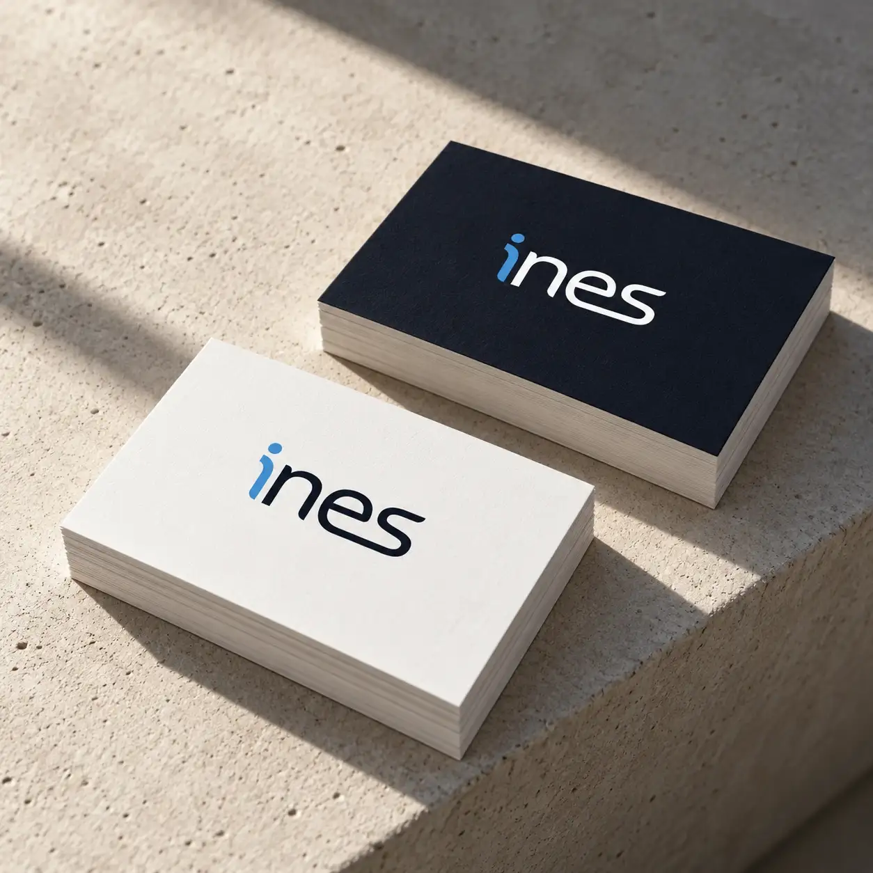 Tarjetas de visita de INES en blanco y en azul noche sobre piedra.