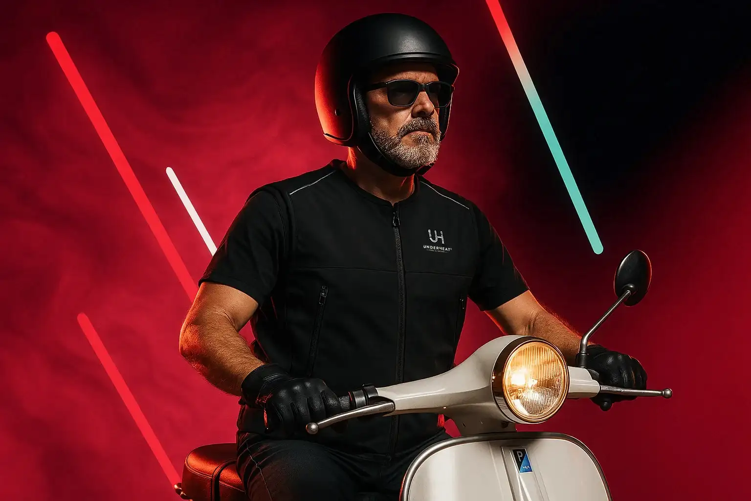 Motorista con chaleco refrigerante Underheat en una scooter clásica, sobre fondo rojo.