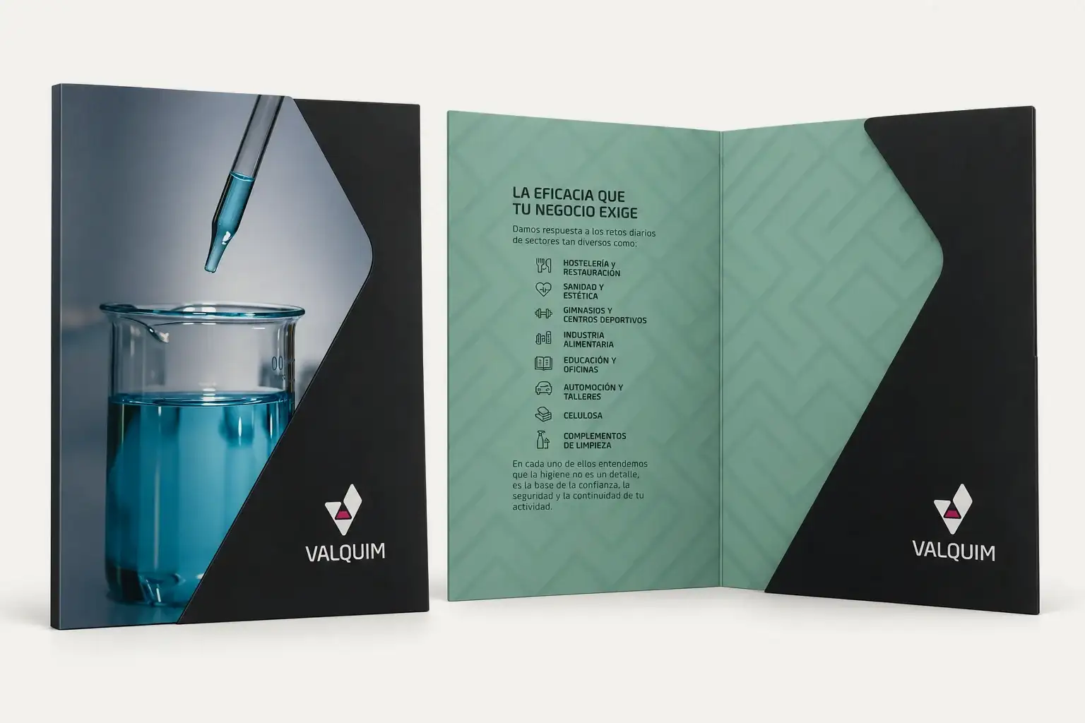 Carpeta corporativa de Valquim, cerrada y abierta: portada con un vaso de laboratorio y, dentro, los sectores a los que da servicio sobre fondo verde.